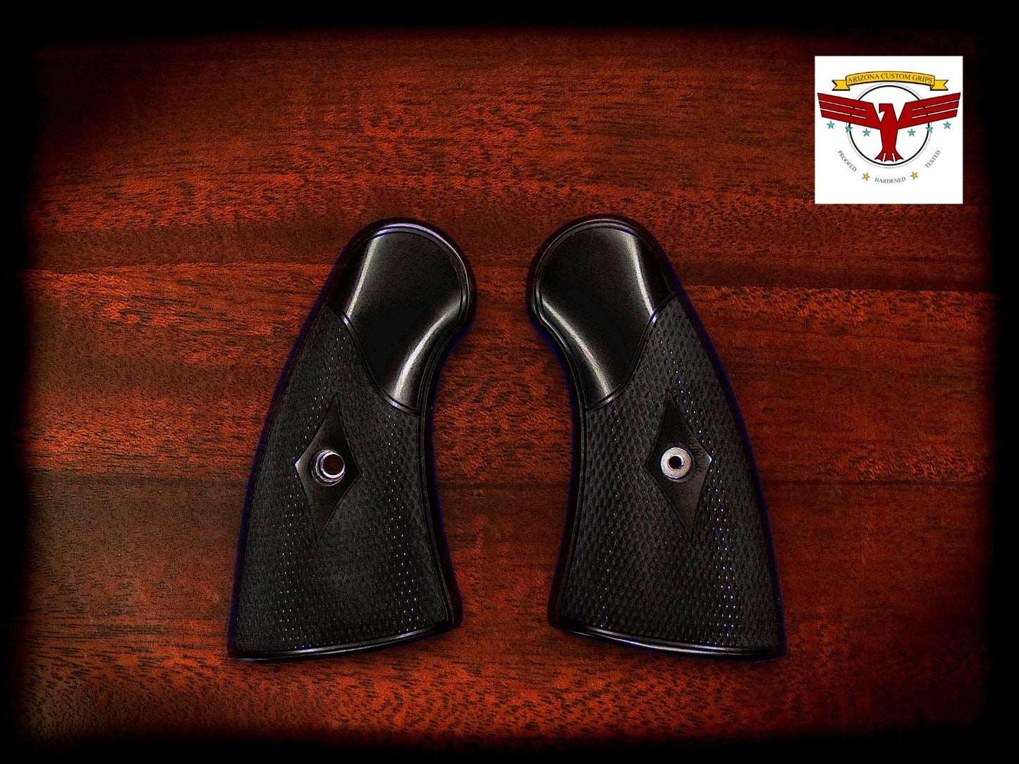 COLT PYTHON MAGNA-TUSK™ GRIPS – BLACK IVORY CLASSIC CHECKERING